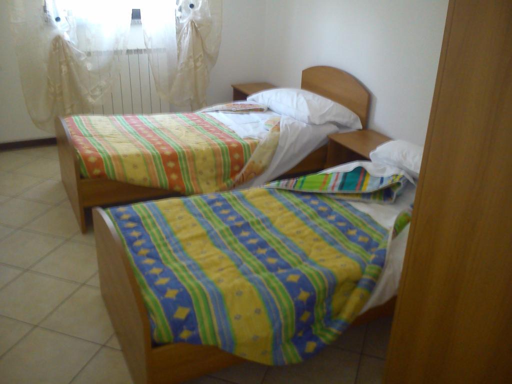 Casa Vacanza Holiday Villa Pieris ภายนอก รูปภาพ