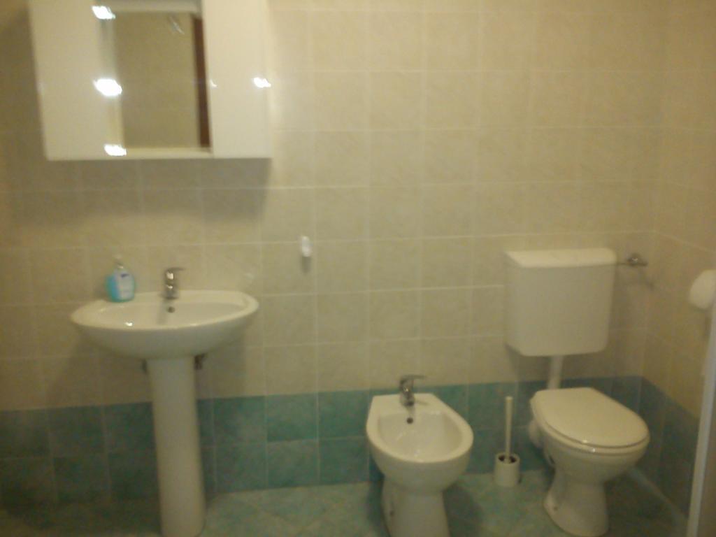 Casa Vacanza Holiday Villa Pieris ภายนอก รูปภาพ