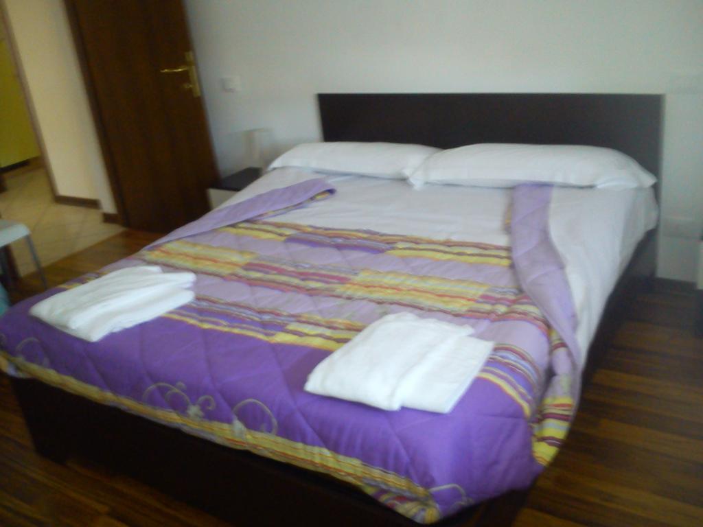 Casa Vacanza Holiday Villa Pieris ภายนอก รูปภาพ